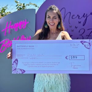 Mery Cabezuelo Instagram - Hoy es mi cumpleaños, y ayer tuve la mejor celebración posible, fue una fiesta diferente, llena de talento, amor, diversión y muy buena energía. Para mí fue mucho trabajo la organización, pero la magia la pusisteis vosotros cuando llegasteis con vuestra buena vibra. No cambiaría absolutamente nada. Me siento muy afortunada 🥰 Mientras preparamos el vídeo con los mejores momentos, que no fueron pocos, aquí dejo unas fotos con algunos de mis 💜 para el recuerdo. Y también quería agradecer a todos los que vinisteis, por compartir vuestro tiempo conmigo y dar lo mejor, y en especial a; Philipp por ser parte de todo y ejercer de jefazo de cocina y barbacoa, solo porque le encanta y porque quería hacerme feliz ❤️‍🔥A @alvarocuadrado que es el mejor -mejor amigo- que se puede tener, por organizar el regalo colectivo y tener la brillante idea de crear un crowdfunding entre los amigos para mi próximo corto, ayudándome a mi así con la producción, y convirtiéndose ellos en co productores 😍 A @rodrigohrecio por ejercer de videografo y hacer unos vídeos memorables 🫶🏼 A los amig@s de Tobarra, los de toda la vida, por venir desde mi pueblo para estar en mi día y ayudarme con todo y darlo todo, y a @danielamatschnig por la misma razón pero ella ha venido desde Viena 💃 A @yelousoul por regalarme pinchar ese día 🎧 A @sonia.herrera.es por regalarme el arte que puso @santafiesta.eventos con sus maquillajes glow 💄 A mi primer regalo artístico, el monólogo y magia de @gustavo.biosca con @byaranzazu 😀 Y a todos los demás que colaborasteis con vuestro arte cantando @el_turu_musica @dani.sota @jazminabuin @cristiconde @eliyahhera @juandelaserna7 🎼 Gracias también a todos los que me habéis felicitado, a los que queríais venir pero no pudisteis, y a los que no estuvisteis pero estaréis 💫 Os quiero a tod@s 💜🦋🩵