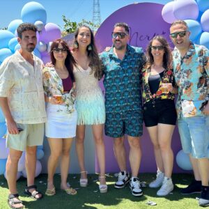 Mery Cabezuelo Instagram - Hoy es mi cumpleaños, y ayer tuve la mejor celebración posible, fue una fiesta diferente, llena de talento, amor, diversión y muy buena energía. Para mí fue mucho trabajo la organización, pero la magia la pusisteis vosotros cuando llegasteis con vuestra buena vibra. No cambiaría absolutamente nada. Me siento muy afortunada 🥰 Mientras preparamos el vídeo con los mejores momentos, que no fueron pocos, aquí dejo unas fotos con algunos de mis 💜 para el recuerdo. Y también quería agradecer a todos los que vinisteis, por compartir vuestro tiempo conmigo y dar lo mejor, y en especial a; Philipp por ser parte de todo y ejercer de jefazo de cocina y barbacoa, solo porque le encanta y porque quería hacerme feliz ❤️‍🔥A @alvarocuadrado que es el mejor -mejor amigo- que se puede tener, por organizar el regalo colectivo y tener la brillante idea de crear un crowdfunding entre los amigos para mi próximo corto, ayudándome a mi así con la producción, y convirtiéndose ellos en co productores 😍 A @rodrigohrecio por ejercer de videografo y hacer unos vídeos memorables 🫶🏼 A los amig@s de Tobarra, los de toda la vida, por venir desde mi pueblo para estar en mi día y ayudarme con todo y darlo todo, y a @danielamatschnig por la misma razón pero ella ha venido desde Viena 💃 A @yelousoul por regalarme pinchar ese día 🎧 A @sonia.herrera.es por regalarme el arte que puso @santafiesta.eventos con sus maquillajes glow 💄 A mi primer regalo artístico, el monólogo y magia de @gustavo.biosca con @byaranzazu 😀 Y a todos los demás que colaborasteis con vuestro arte cantando @el_turu_musica @dani.sota @jazminabuin @cristiconde @eliyahhera @juandelaserna7 🎼 Gracias también a todos los que me habéis felicitado, a los que queríais venir pero no pudisteis, y a los que no estuvisteis pero estaréis 💫 Os quiero a tod@s 💜🦋🩵