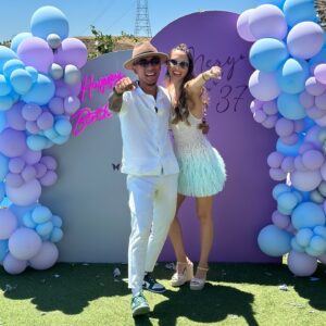 Mery Cabezuelo Instagram - Hoy es mi cumpleaños, y ayer tuve la mejor celebración posible, fue una fiesta diferente, llena de talento, amor, diversión y muy buena energía. Para mí fue mucho trabajo la organización, pero la magia la pusisteis vosotros cuando llegasteis con vuestra buena vibra. No cambiaría absolutamente nada. Me siento muy afortunada 🥰 Mientras preparamos el vídeo con los mejores momentos, que no fueron pocos, aquí dejo unas fotos con algunos de mis 💜 para el recuerdo. Y también quería agradecer a todos los que vinisteis, por compartir vuestro tiempo conmigo y dar lo mejor, y en especial a; Philipp por ser parte de todo y ejercer de jefazo de cocina y barbacoa, solo porque le encanta y porque quería hacerme feliz ❤️‍🔥A @alvarocuadrado que es el mejor -mejor amigo- que se puede tener, por organizar el regalo colectivo y tener la brillante idea de crear un crowdfunding entre los amigos para mi próximo corto, ayudándome a mi así con la producción, y convirtiéndose ellos en co productores 😍 A @rodrigohrecio por ejercer de videografo y hacer unos vídeos memorables 🫶🏼 A los amig@s de Tobarra, los de toda la vida, por venir desde mi pueblo para estar en mi día y ayudarme con todo y darlo todo, y a @danielamatschnig por la misma razón pero ella ha venido desde Viena 💃 A @yelousoul por regalarme pinchar ese día 🎧 A @sonia.herrera.es por regalarme el arte que puso @santafiesta.eventos con sus maquillajes glow 💄 A mi primer regalo artístico, el monólogo y magia de @gustavo.biosca con @byaranzazu 😀 Y a todos los demás que colaborasteis con vuestro arte cantando @el_turu_musica @dani.sota @jazminabuin @cristiconde @eliyahhera @juandelaserna7 🎼 Gracias también a todos los que me habéis felicitado, a los que queríais venir pero no pudisteis, y a los que no estuvisteis pero estaréis 💫 Os quiero a tod@s 💜🦋🩵