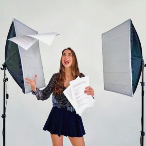 Mery Cabezuelo Instagram - Diario de una actriz 🎥 Un día piensas si esta profesión es muy difícil y al día siguiente te llegan 3 castings. Sigamos las señales 💫 Espero que hayáis pasado buen finde, yo lo he pasado estudiando 🤓🎞️