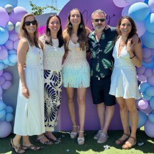 Mery Cabezuelo Instagram - Hoy es mi cumpleaños, y ayer tuve la mejor celebración posible, fue una fiesta diferente, llena de talento, amor, diversión y muy buena energía. Para mí fue mucho trabajo la organización, pero la magia la pusisteis vosotros cuando llegasteis con vuestra buena vibra. No cambiaría absolutamente nada. Me siento muy afortunada 🥰 Mientras preparamos el vídeo con los mejores momentos, que no fueron pocos, aquí dejo unas fotos con algunos de mis 💜 para el recuerdo. Y también quería agradecer a todos los que vinisteis, por compartir vuestro tiempo conmigo y dar lo mejor, y en especial a; Philipp por ser parte de todo y ejercer de jefazo de cocina y barbacoa, solo porque le encanta y porque quería hacerme feliz ❤️‍🔥A @alvarocuadrado que es el mejor -mejor amigo- que se puede tener, por organizar el regalo colectivo y tener la brillante idea de crear un crowdfunding entre los amigos para mi próximo corto, ayudándome a mi así con la producción, y convirtiéndose ellos en co productores 😍 A @rodrigohrecio por ejercer de videografo y hacer unos vídeos memorables 🫶🏼 A los amig@s de Tobarra, los de toda la vida, por venir desde mi pueblo para estar en mi día y ayudarme con todo y darlo todo, y a @danielamatschnig por la misma razón pero ella ha venido desde Viena 💃 A @yelousoul por regalarme pinchar ese día 🎧 A @sonia.herrera.es por regalarme el arte que puso @santafiesta.eventos con sus maquillajes glow 💄 A mi primer regalo artístico, el monólogo y magia de @gustavo.biosca con @byaranzazu 😀 Y a todos los demás que colaborasteis con vuestro arte cantando @el_turu_musica @dani.sota @jazminabuin @cristiconde @eliyahhera @juandelaserna7 🎼 Gracias también a todos los que me habéis felicitado, a los que queríais venir pero no pudisteis, y a los que no estuvisteis pero estaréis 💫 Os quiero a tod@s 💜🦋🩵