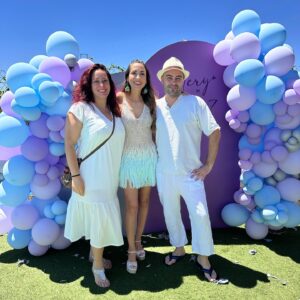 Mery Cabezuelo Instagram - Hoy es mi cumpleaños, y ayer tuve la mejor celebración posible, fue una fiesta diferente, llena de talento, amor, diversión y muy buena energía. Para mí fue mucho trabajo la organización, pero la magia la pusisteis vosotros cuando llegasteis con vuestra buena vibra. No cambiaría absolutamente nada. Me siento muy afortunada 🥰 Mientras preparamos el vídeo con los mejores momentos, que no fueron pocos, aquí dejo unas fotos con algunos de mis 💜 para el recuerdo. Y también quería agradecer a todos los que vinisteis, por compartir vuestro tiempo conmigo y dar lo mejor, y en especial a; Philipp por ser parte de todo y ejercer de jefazo de cocina y barbacoa, solo porque le encanta y porque quería hacerme feliz ❤️‍🔥A @alvarocuadrado que es el mejor -mejor amigo- que se puede tener, por organizar el regalo colectivo y tener la brillante idea de crear un crowdfunding entre los amigos para mi próximo corto, ayudándome a mi así con la producción, y convirtiéndose ellos en co productores 😍 A @rodrigohrecio por ejercer de videografo y hacer unos vídeos memorables 🫶🏼 A los amig@s de Tobarra, los de toda la vida, por venir desde mi pueblo para estar en mi día y ayudarme con todo y darlo todo, y a @danielamatschnig por la misma razón pero ella ha venido desde Viena 💃 A @yelousoul por regalarme pinchar ese día 🎧 A @sonia.herrera.es por regalarme el arte que puso @santafiesta.eventos con sus maquillajes glow 💄 A mi primer regalo artístico, el monólogo y magia de @gustavo.biosca con @byaranzazu 😀 Y a todos los demás que colaborasteis con vuestro arte cantando @el_turu_musica @dani.sota @jazminabuin @cristiconde @eliyahhera @juandelaserna7 🎼 Gracias también a todos los que me habéis felicitado, a los que queríais venir pero no pudisteis, y a los que no estuvisteis pero estaréis 💫 Os quiero a tod@s 💜🦋🩵