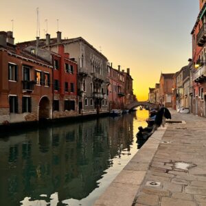 Mery Cabezuelo Instagram - I miei preferiti dall’Italia: Lasagne, Bellini, Taxi-Boat, Cappuccino, Gelato 😋🇮🇹 #memories #venezia