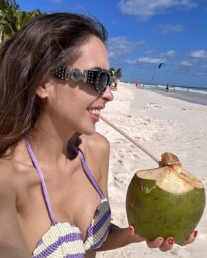 Mery Cabezuelo Instagram - ¡Coco loco! Dos son mejor que uno 🥥🏝️