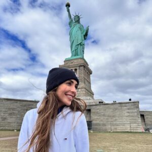 Mery Cabezuelo Instagram - La🗽fue un regalo de 🇫🇷 a 🇺🇸 en el 86, mide 93 metros y simboliza la libertad y la democracia. Recibía a millones de inmigrantes que buscaban una vida mejor 💫 La estructura interna la creó Gustave Eiffel, que también fue el creador de la Torre Eiffel 💜
