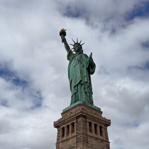 Mery Cabezuelo Instagram - La🗽fue un regalo de 🇫🇷 a 🇺🇸 en el 86, mide 93 metros y simboliza la libertad y la democracia. Recibía a millones de inmigrantes que buscaban una vida mejor 💫 La estructura interna la creó Gustave Eiffel, que también fue el creador de la Torre Eiffel 💜
