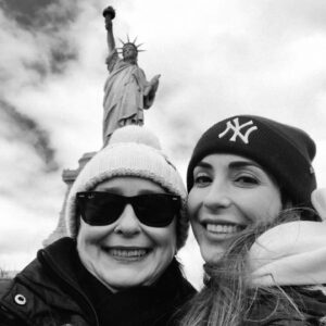 Mery Cabezuelo Instagram - La🗽fue un regalo de 🇫🇷 a 🇺🇸 en el 86, mide 93 metros y simboliza la libertad y la democracia. Recibía a millones de inmigrantes que buscaban una vida mejor 💫 La estructura interna la creó Gustave Eiffel, que también fue el creador de la Torre Eiffel 💜