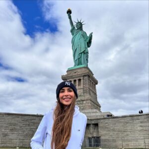 Mery Cabezuelo Instagram - La🗽fue un regalo de 🇫🇷 a 🇺🇸 en el 86, mide 93 metros y simboliza la libertad y la democracia. Recibía a millones de inmigrantes que buscaban una vida mejor 💫 La estructura interna la creó Gustave Eiffel, que también fue el creador de la Torre Eiffel 💜