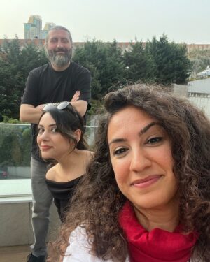 Mesut Süre Instagram - Virgin’de Rabarba başlıyor.. Zeynep Atakül ve Başak Şatana geldiler.. Buyursunlar.. “ Ortamlarda Sattığın O HAVALI BİLGİ NEDİR ? “  Buyursunlar.. @basaksatana , @zeynepatakul , @virginradiotr