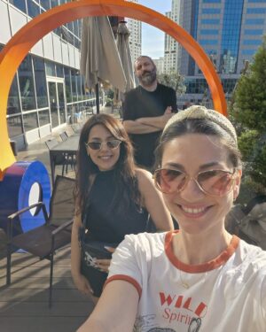 Mesut Süre Instagram - Virgin Radyo’da Rabarba başlıyor.. Firuze Özdemir ve Deniz Hiracan geldiler.. Bekleriz.. “ HANGİ Ortamda ve Ne Yaparken SOĞUKKANLI kalmalıyız ? :) “  @firuzeyle , @denizhiracan , @virginradiotr