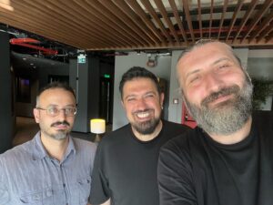 Mesut Süre Instagram - Virgin’de Rabarba başlıyor.. Nuri Çetin ve Anlatanadam geldiler.. “YAZILI OLMAYAN BİR KURAL SÖYLEYİNİZ..” Buyursunlar.. @nuri.cetin , @anlatanadam , @virginradiotr