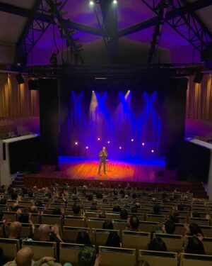 Mesut Süre Instagram - Eindhoven’da muazzam bir kalabalıkla çiçek gibi bir Stand Up gecesi oldu.. Ayaklarınıza sağlık millet.. PAZAR 19:30’da BRÜKSEL’de buluşmak üzere..