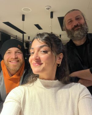 Mesut Süre Instagram - Merve Polat bize tost yapıp doyurduktan sonra biz:))) Kemal Ayça, Merve Polat ve bendeniz yayındayız.. Rabarba başlıyor.. @kemalayca , @mervepoo , @virginradiotr “Bir Filmin SANAT FİLMİ olduğunu Nereden Anlarız ? “