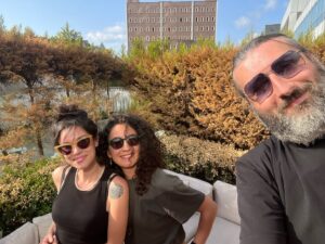 Mesut Süre Instagram - Virgin Radyo’da Rabarba başlıyor.. Elif Gizem Aykul ve Zeynep Atakül geldiler.. “ Ne Olur Ne Yapar da SEVDİCEĞİNDEN Bİ ANDA SOĞURSUN ? “ .. @elifgizemaykul , @zeynepatakul , @virginradiotr