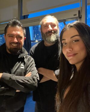 Mesut Süre Instagram - Virgin Radyo’da Rabarba başladı.. Eda Nur Hancı ve Anlatanadam geldiler.. Akşamımızın sorusu şudur.. “Sizce Hangi İnsan ŞOV YAPIYOR “ @anlatanadam , @edanurhanci , @virginradiotr