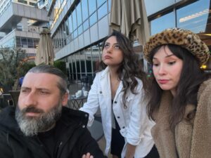 Mesut Süre Instagram - Rabarba başlıyor.. Virgin’deyiz.. Elif Gizem Aykul ve Başak Şatana geldiler.. @basaksatana , @elifgizemaykul , @virginradiotr .. Ne Yapar da Ne Olur da SEVDİCEĞİNDEN Bi Anda SOĞURSUN ?