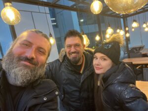 Mesut Süre Instagram - Virgin’de Rabarba başlıyor.. Seçil Buket Akıncı ve Anlatanadam geldiler.. “ En YAŞLI Özelliğiniz Nedir ? “ @anlatanadam , @secilbuketakinci , @virginradiotr