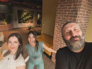 Mesut Süre Instagram - Virgin Radyo’da Rabarba başlıyor.. Beyza Arslan ve Buse Yıldırım geldiler.. “TATİLDE ASABINI BOZAN NE VAR, KİM VAR ? “ @beyzaarslanb , @buuseyildirimm , @virginradiotr
