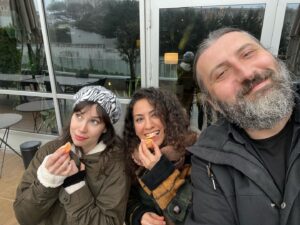 Mesut Süre Instagram - Virgin’de Rabarba başlıyor.. Elif Gizem Aykul ve Zeynep Atakül geldiler.. @elifgizemaykul , @zeynepatakul , @virginradiotr , “ SENİN SEÇİM VAADİN NEDİR ? “