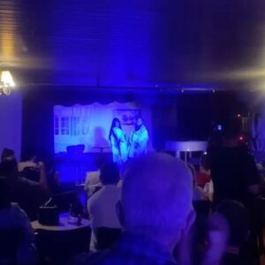 Metin Zakoğlu Instagram - Ve @poyrazogluali oyundaşı @gunesberberoglu ile @cafetheatreistmarina da hınca hınç dolu salonumuzda harikalar yarattı. #biryastıkta sezonu bizimle kapattı… @istmarinaavm