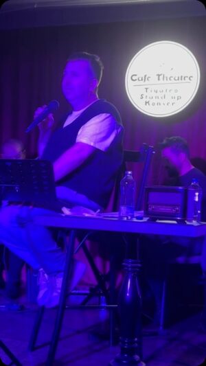Metin Zakoğlu Instagram - Komik Gazino adlı içinden şarkılar geçen şovum ile bu akşam @cafetheatreistmarina da karşınızdayım.  Saat 21:00’de başlayacak olan bu gecenin biletlerini tükenmeden almak için @biletix @biletinial @bubilet ve @mobilet tıklayabilirsiniz. Rez;05322804739