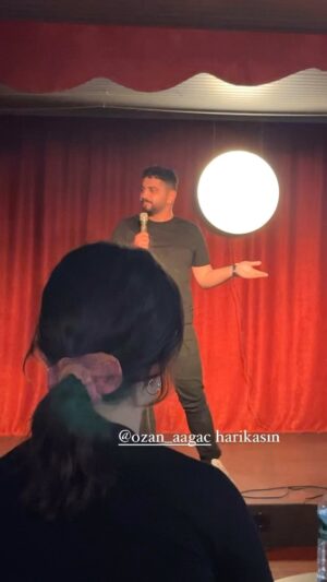 Metin Zakoğlu Instagram - Cafe Theatre’ın komedi  kulübü sunar. Bu Cumartesi saat 18:00’de Metin Zakoğlu’nun da katılımı ile üçlü Standup gecesi sizlerle. @esracelik1445 ve @ozan_aagac gibi Zakoğlu’nun yetiştirdiği genç komedyenler Metin Zakoğlu ile sizlerin karşısında kendi hikayelerini anlatacaklar. Yaklaşık iki saat boyunca çok gülecek ve eğitimli standup’çılarla doğru yerde olduğunuzu hissedeceksiniz. Unutmayın komedi ciddi bir iştir.  Not ; anlatan @ozan_aagac @cafetheatreistmarina