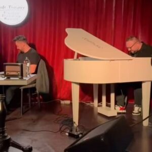 Metin Zakoğlu Instagram - Komik Gazino adlı kabaremin dün akşam muhteşem bir misafiri vardı @cenkkandiralimusic beni kırmayıp piyanomuzun başına geçti ve ortaya kıymetli maestrom @selahattinellek ile birlikte böyle bir anı çıktı, bu akşam aynı şovumla yeniden @cafetheatreistmarina da sahnedeyim, beklerim . Biletler @biletix de