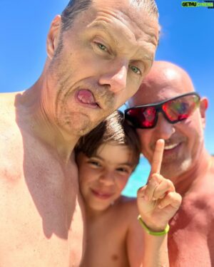 Micael Bindefeld Instagram - Last Beach Day in Mallorca!
-
-
Swipe for more 💦🏖️💦
-
-
Our last day on the beach was just perfect!
We rented the little paddle boat that Mimo loves. 
-
-
Now heading back home again!
-
-
#pappapappabarn #rainbowfamily #twomenandababy #beachlife #beachdaysarethebestdays #🌈 #regnbågsfamilj