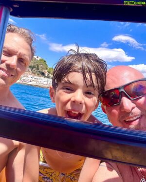 Micael Bindefeld Instagram - Last Beach Day in Mallorca!
-
-
Swipe for more 💦🏖️💦
-
-
Our last day on the beach was just perfect!
We rented the little paddle boat that Mimo loves. 
-
-
Now heading back home again!
-
-
#pappapappabarn #rainbowfamily #twomenandababy #beachlife #beachdaysarethebestdays #🌈 #regnbågsfamilj