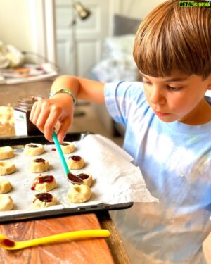 Micael Bindefeld Instagram - Mimos Hemgjorda Syltkyssar!!
-
-
Svep för härliga bakbinder och recept såklart…!!
-
-
Syltkyssar. 
Vilket underbart namn på en rätt enkelt men alldeles ljuvlig liten kaka. 
-
-
Jag är ju övertygad om att just att baka tillsammans med barn stärker relationen barn - föräldrar. 
Att baka tillsammans är ett ypperligt och kul sätt att läsa tillsammans. Svåra ord, förkortningar och allt sådant som man lär sig av att läsa recept tillsammans. 
Mängdlära. Volym. Mått.  Väga och mäta!!
Räkna. Huvudräkning. 
Finmotorik. Fingerfärdighet. 
Och kanske viktigast av allt. Respekt för mat. Och för dem som producerar maten vi äter. 
Vad tänker ni om vikten och värdet av att baka tillsammans med barn..?
-
-
Vi hittade receptet i @monikaahlberg ’s bok från Rosendahls Trädgårdscafe!
Enkelt, snabbt och vansinnigt gott!
Ni måste prova!!
-
#syltkyssar #barnbakar #meandmyson #pappaochsontid #lönneberga #livetpålandet #farmhouseliving 
-
-
Det vackra blå kakfatet har jag designat själv i porslinsserien ”Aspvik” som finns att beställa på @fyrklovern_sverige 
Detta är dock inte något arvoderat reklamsamarbete!