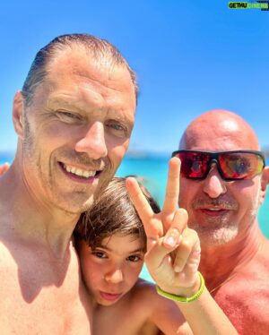 Micael Bindefeld Instagram - Last Beach Day in Mallorca!
-
-
Swipe for more 💦🏖️💦
-
-
Our last day on the beach was just perfect!
We rented the little paddle boat that Mimo loves. 
-
-
Now heading back home again!
-
-
#pappapappabarn #rainbowfamily #twomenandababy #beachlife #beachdaysarethebestdays #🌈 #regnbågsfamilj