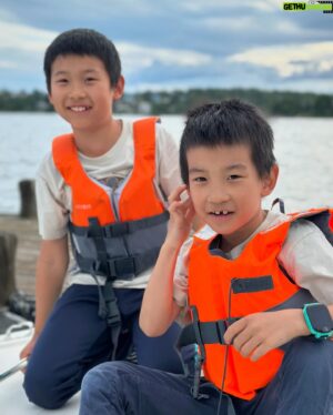 Micael Bindefeld Instagram - Boat Boys!!
-
-
Swipe for more…!
-
-
Mimo and his friends Max and Lucas and their lovely parents on a sunny day in the archipelago of Stockholm. 
And then dinner in our greenhouse!!
-
-
#boatlife #boatboys #jeanneauyachts #daycruiser #båtliv #aspvik