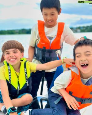 Micael Bindefeld Instagram - Boat Boys!!
-
-
Swipe for more…!
-
-
Mimo and his friends Max and Lucas and their lovely parents on a sunny day in the archipelago of Stockholm. 
And then dinner in our greenhouse!!
-
-
#boatlife #boatboys #jeanneauyachts #daycruiser #båtliv #aspvik