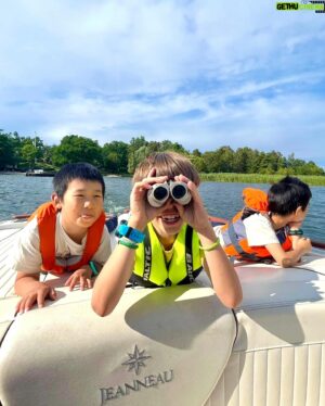 Micael Bindefeld Instagram - Boat Boys!!
-
-
Swipe for more…!
-
-
Mimo and his friends Max and Lucas and their lovely parents on a sunny day in the archipelago of Stockholm. 
And then dinner in our greenhouse!!
-
-
#boatlife #boatboys #jeanneauyachts #daycruiser #båtliv #aspvik