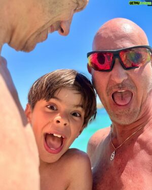 Micael Bindefeld Instagram - Last Beach Day in Mallorca!
-
-
Swipe for more 💦🏖️💦
-
-
Our last day on the beach was just perfect!
We rented the little paddle boat that Mimo loves. 
-
-
Now heading back home again!
-
-
#pappapappabarn #rainbowfamily #twomenandababy #beachlife #beachdaysarethebestdays #🌈 #regnbågsfamilj