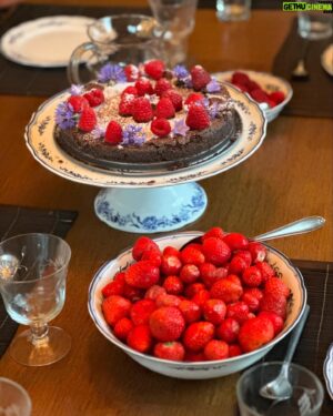 Micael Bindefeld Instagram - Dinner & Desserts!
-
-
Pls swjpe for more cakes…
-
-
We had friends over for a fun and super yummy dinner at our farmhouse at Lönneberga with homemade cake and bisquits baked and decorated by Mimo!
-
-
#homebaking #hembakad #farmhousestyle #livetpålandet #chocolatecake #kladdkaka #lönneberga
-
-
Cake stand and serving plate designed by me for “Aspvik” by @fyrklovern_sverige 
This is not an advertisement!