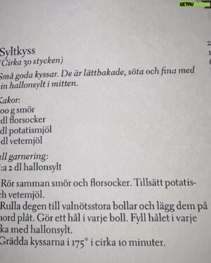 Micael Bindefeld Instagram - Mimos Hemgjorda Syltkyssar!!
-
-
Svep för härliga bakbinder och recept såklart…!!
-
-
Syltkyssar. 
Vilket underbart namn på en rätt enkelt men alldeles ljuvlig liten kaka. 
-
-
Jag är ju övertygad om att just att baka tillsammans med barn stärker relationen barn - föräldrar. 
Att baka tillsammans är ett ypperligt och kul sätt att läsa tillsammans. Svåra ord, förkortningar och allt sådant som man lär sig av att läsa recept tillsammans. 
Mängdlära. Volym. Mått.  Väga och mäta!!
Räkna. Huvudräkning. 
Finmotorik. Fingerfärdighet. 
Och kanske viktigast av allt. Respekt för mat. Och för dem som producerar maten vi äter. 
Vad tänker ni om vikten och värdet av att baka tillsammans med barn..?
-
-
Vi hittade receptet i @monikaahlberg ’s bok från Rosendahls Trädgårdscafe!
Enkelt, snabbt och vansinnigt gott!
Ni måste prova!!
-
#syltkyssar #barnbakar #meandmyson #pappaochsontid #lönneberga #livetpålandet #farmhouseliving 
-
-
Det vackra blå kakfatet har jag designat själv i porslinsserien ”Aspvik” som finns att beställa på @fyrklovern_sverige 
Detta är dock inte något arvoderat reklamsamarbete!
