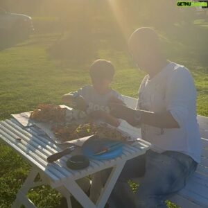 Micael Bindefeld Instagram - Svamprensning…!!
-
-
Svep för fler bilder och videos…🧡🍄‍🟫🧡
-
-
Wow. Drygt tio liter rensade kantareller och några karljohansvampar rensade Mimo och jag på en dryg timma!!
-
-
Mysigt att sitta tillsammans och rensa svamp i vacker solnedgång på gräsmattan på gården i Lönneberga!
-
-
Har ni hittat någon svamp ännu..?
-
-
Hur er rensar du svampen..? Några tips..?
-
-
#svampplockning #svamprensningpågår #pappaochson #fatherandson #chantarelle #kantareller #kantarelleröverallt #svampskog #lönneberga