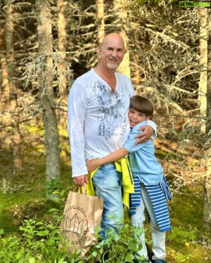 Micael Bindefeld Instagram - Svampplockarna!!
-
-
Svep för fler bilder och videos av skogens guld…!
-
-
Vår familj älskar skogen! Nästan all skog men allra mest vår egen skog i Lönneberga. 
-
-
Nicklas och jag har våra absoluta favoritställen där vi alltid hittat mycket svamp. Nu har även Mimo hittat helt nya ställen som är hans favoriter. 
-
-
Igår plockade vi massor av kantareller. Och några få men otroligt fina karljohansvampar!
Drygt 10 liter färdigrensade kantareller…!!
Flest och störst kantareller hittade Mimo såklart. Han kan nästa lukta sig fram till de bästa och hemligaste ställena.
-
-
Har ni plockat någon svamp ännu…?
-
-
#kantarell #kantarelleröverallt #kantareller #mushroompicking #svampplockning #svampskogen #lönneberga
