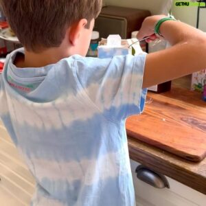Micael Bindefeld Instagram - Mimos Hemgjorda Syltkyssar!!
-
-
Svep för härliga bakbinder och recept såklart…!!
-
-
Syltkyssar. 
Vilket underbart namn på en rätt enkelt men alldeles ljuvlig liten kaka. 
-
-
Jag är ju övertygad om att just att baka tillsammans med barn stärker relationen barn - föräldrar. 
Att baka tillsammans är ett ypperligt och kul sätt att läsa tillsammans. Svåra ord, förkortningar och allt sådant som man lär sig av att läsa recept tillsammans. 
Mängdlära. Volym. Mått.  Väga och mäta!!
Räkna. Huvudräkning. 
Finmotorik. Fingerfärdighet. 
Och kanske viktigast av allt. Respekt för mat. Och för dem som producerar maten vi äter. 
Vad tänker ni om vikten och värdet av att baka tillsammans med barn..?
-
-
Vi hittade receptet i @monikaahlberg ’s bok från Rosendahls Trädgårdscafe!
Enkelt, snabbt och vansinnigt gott!
Ni måste prova!!
-
#syltkyssar #barnbakar #meandmyson #pappaochsontid #lönneberga #livetpålandet #farmhouseliving 
-
-
Det vackra blå kakfatet har jag designat själv i porslinsserien ”Aspvik” som finns att beställa på @fyrklovern_sverige 
Detta är dock inte något arvoderat reklamsamarbete!