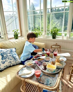 Micael Bindefeld Instagram - Breakfasting With Mimo & Caesar!
-
-
Pls swipe for 🧑🏻😻
-
-
They’re literally always together! And Mimo almost refuses to have breakfast unless Caesar in seated next to him….
-
-
This is true and unconditional love! A boy and his kitty. 
Having breakfast together on the lovely veranda at our farmhouse in Lönneberga!
Homemade warm scones!! And lots of fresh berries!
-
-
#aboyandhiscat #caesar #ragdollkitten #ragdoll #verandabreakfast #breakfast #farmhouseliving #farmhousestyle #livetpålandet #lönneberga 
-
-
Blue and white pillows from the collection “House of Aspvik” designed by me for @fyrklovern_sverige 
This is not a paid ad or colab!