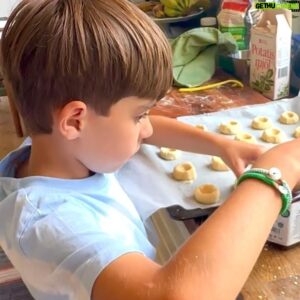 Micael Bindefeld Instagram - Mimos Hemgjorda Syltkyssar!!
-
-
Svep för härliga bakbinder och recept såklart…!!
-
-
Syltkyssar. 
Vilket underbart namn på en rätt enkelt men alldeles ljuvlig liten kaka. 
-
-
Jag är ju övertygad om att just att baka tillsammans med barn stärker relationen barn - föräldrar. 
Att baka tillsammans är ett ypperligt och kul sätt att läsa tillsammans. Svåra ord, förkortningar och allt sådant som man lär sig av att läsa recept tillsammans. 
Mängdlära. Volym. Mått.  Väga och mäta!!
Räkna. Huvudräkning. 
Finmotorik. Fingerfärdighet. 
Och kanske viktigast av allt. Respekt för mat. Och för dem som producerar maten vi äter. 
Vad tänker ni om vikten och värdet av att baka tillsammans med barn..?
-
-
Vi hittade receptet i @monikaahlberg ’s bok från Rosendahls Trädgårdscafe!
Enkelt, snabbt och vansinnigt gott!
Ni måste prova!!
-
#syltkyssar #barnbakar #meandmyson #pappaochsontid #lönneberga #livetpålandet #farmhouseliving 
-
-
Det vackra blå kakfatet har jag designat själv i porslinsserien ”Aspvik” som finns att beställa på @fyrklovern_sverige 
Detta är dock inte något arvoderat reklamsamarbete!