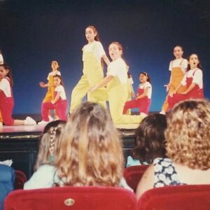 Micaela Castellotti Instagram - Teatro: Feliz día mundial! Recuerdo el primer momento en que me encontraría con vos, el pisarte, los primeros nervios, el primer camarín, los amigos, el olor, el maquillaje, el momento previo en que se apagan esas luces y el público ya sentado esperándote al salir. Ese primer momento lo recuerdo por siempre, porque al ser tan pequeña con 7 años, dije con muchos nervios en la panza: “Esto es lo que quiero hacer por el resto de mi vida”. Y aquí sigo , fiel a ese sentimiento de una nena de 7 años que lo q hacía era soñar con un escenario siempre. Te fui fiel pequeña mica, aquí sigo luchando y celebrando el teatro. 27 años que seguimos sintiendo los mismos nervios, la misma alegría, las mismas ganas,  la misma pasión de esa nena. No podría vivir sin el porque tampoco podría cortarle el sueño a esa pequeña Mica. Gracias por enseñarme tanto, a todos mis maestros que me dieron pasión y entrenamiento, a mis amigos y compañeros que tanto me enseñaron y me enseñan! GRACIAS 🥹🎭🤍
•
•
•
#love #diamundialdelteatro #micaplum