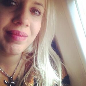 Micaela Castellotti Instagram - Hace 8 años partía de Argentina, me subí al avión y me tomé esta foto. Me acuerdo mirar por esa ventanita, y con alguna musiquita nostálgica, empezaban a correr algunas lagrimas (obvio siempre adentro de una peli, actriz, hahaha) . Dejaba mucha gente querida, mi familia y mi hermoso país para salir en búsqueda de mis sueños! Hoy, 8 años atrás jamás me imaginaba todo lo que viviría. Que hermosa es la vida. Aprendí tantas cosas, pero sobre todo a quererme, abrazarme y saber, que nada mas,  me tenia a mi en esta aventura.  No es fácil irte así, sola, con una valijita y algunos pesitos. Pero wow, menos mal me anime y di ese salto! Te abrazo Micaplum hoy y siempre, por lo valiente que fuiste y sos. Si alguien acá me está leyendo, y esta en esa búsqueda, te digo una cosa, se fiel a vos mismo y hace lo que se te cante. Pero hacelo y anímate! Felices 8 años de aventura! Vamos por mas ❤️🙏🏻✨
•
•
•
#dreamscometrue #micaplum