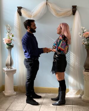 Micaela Castellotti Instagram - Carta a mi amor: Hace 4 años atrás, nos casábamos, sin saber, sin planificar pero con mucho amor! Tan chiquitos. Nunca me imagine vestida de blanco, como verán, pleno Miami Beach y yo de botas , pollera de cuero y pelo rosa! Jaja. Diez fotos no me alcanzan para todo lo vivido juntos, pero desde nuestros comienzos en una moto que era nuestro medio de transporte, hasta celebrar nuestro casamiento tomando café con amigos, me llevaste a conocer Disney por primera vez, nos mudamos a nuestra casita, grabamos un videoclip juntos, de una de mis canciones “Seńales”, pasamos pandemia, apareció nuestra Naluchi, viajamos, nos divertímos , lloramos, nos abrazamos, nos compramos nuestra casita, nos acompañamos, me apoyas en todo lo que quiero, me aconsejas y estás ahí siempre amor,  agarrandome de la mano para caminar esta vida juntos! Quien iba a pensar que llegarías a mi vida?? La verdad, a veces no me lo creo, pero sos real y acá estás, siempre a mi lado! Cuánto crecimos, cuánto sueńos realizados y los que nos quedan! Todos los días me enseñas de el amor y de la vida, y que importante que es eso!! No se que pasará mañana, pero como siempre te digo, que la vida nos siga uniendo para celebrarla y seguir cumpliendo sueños juntos! 
“El amor, no consiste en dos personas que se miran una a la otra , si no en dos personas que miran juntas en la misma dirección”. Te amo, felices 4 años amor @salimj4 ❤️🥂
•
•
•
#happyaniversary #4years #love