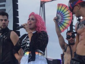 Micaela Castellotti Instagram - ❤️🌈 EVERYONE DESERVES A SHOT OF LOVE ❤️🌈 
Unas de cuando me hice presente en el @wynwoodpride 💃🏼🎤 Happy PRIDE bitches 🤘🏻
•
•
•
#love #pridemonth #pride #miami #singer #actress #dance #micaplum