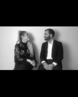 Micaela Castellotti Instagram - Carta a mi amor: Hace 4 años atrás, nos casábamos, sin saber, sin planificar pero con mucho amor! Tan chiquitos. Nunca me imagine vestida de blanco, como verán, pleno Miami Beach y yo de botas , pollera de cuero y pelo rosa! Jaja. Diez fotos no me alcanzan para todo lo vivido juntos, pero desde nuestros comienzos en una moto que era nuestro medio de transporte, hasta celebrar nuestro casamiento tomando café con amigos, me llevaste a conocer Disney por primera vez, nos mudamos a nuestra casita, grabamos un videoclip juntos, de una de mis canciones “Seńales”, pasamos pandemia, apareció nuestra Naluchi, viajamos, nos divertímos , lloramos, nos abrazamos, nos compramos nuestra casita, nos acompañamos, me apoyas en todo lo que quiero, me aconsejas y estás ahí siempre amor,  agarrandome de la mano para caminar esta vida juntos! Quien iba a pensar que llegarías a mi vida?? La verdad, a veces no me lo creo, pero sos real y acá estás, siempre a mi lado! Cuánto crecimos, cuánto sueńos realizados y los que nos quedan! Todos los días me enseñas de el amor y de la vida, y que importante que es eso!! No se que pasará mañana, pero como siempre te digo, que la vida nos siga uniendo para celebrarla y seguir cumpliendo sueños juntos! 
“El amor, no consiste en dos personas que se miran una a la otra , si no en dos personas que miran juntas en la misma dirección”. Te amo, felices 4 años amor @salimj4 ❤️🥂
•
•
•
#happyaniversary #4years #love
