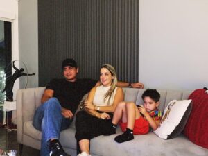 Micaela Castellotti Instagram - 15 ańos de una profunda amistad con estos seres!! 

Ayer despedimos a @thefaria  como ella se lo merece, porque mi amiga va a ser la próxima súper héroe de la película de Supermán legacy. Déjenme decirles que cuando yo conocí a Mari , éramos dos niñas, ella un poquito más chica que yo pero algo que siempre vi es su talento y ese corazón enorme que tiene! 🥹

Tuvimos la buena fortuna que el talentoso de su marido vino a hacer temporada a Miami y nos la trajo y la disfrutamos a lo loco, por cierto un gran aplauso a mi querido @cmcgaffney por ese premio Goya por @simonthefilm 👏🏻. 

También me volví a reencontrar con la única, la amada @garrapata16 que me dio la oportunidad de vivir mi sueño y de elegirme para Linda Luna 🥰 

Gracias a mi @willymartin @luisluyando por recibirnos tan bien en su casa y darnos tanta comida rica jejeje 🤤 

Y a mi amiga la rubia que decirle que no sepa?? Sigue siendo tan rubia como cuando  la conocí hahahah @miletorresduq 🤣

Amigos están siempre en mi corazón, siempre. Un enorme Gracias a ustedes ❤️ 
•
•
•
#isatkm #friends #forever
