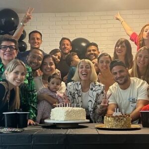 Micaela Castellotti Instagram - No hay acto de amor mas hermoso que esto! A mi amor @salimj4 gracias por esta sorpresa, por sorprenderme en mi cumpleaños con todos mis amigos! Todos me tenían planeado esta sorpresa y yo por mi lado organizando mi fiesta jajajaj! Que intensa YO siempre! Hasta invitación hice y todos me cancelaban, y yo así 😢!!! Cuando uno está lejos de la familia, los amigos se convierten en ese sostén, esa familia elegida con la que compartís tu vida! No pude tener mejor cumpleaños que este! Gracias especiales a mis amigas que se decoraron la vida y se compraron todo @valenalves @julie_lafuente @joacocastellina y a todos que colaboraron y ayudaron al Baby a que no me tire por la ventana por la intensidad que yo manejaba jajajaj! Los amooooooo ❤️🙏🏻🌈🥂🎂 @tamidresler @yamidresler @yascolmanp @laumintz @gabsis2.0 @abelardo @martilavignasse @lauventura @pichuvm @leolugon @nicolas.maza @cecimaza2 @javillan01 @giulianajaouhari @luis_malespin1 @jenicemaza @josefinapieres @saulmauricio @lucianocortesok @lauren_gaspard @dilancasalino 
•
•
•
#surprisebirthday #friends #happy #enjoy #love