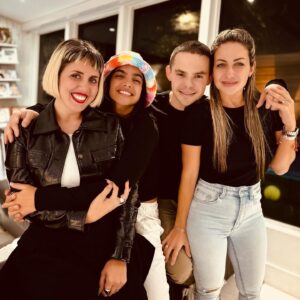 Micaela Castellotti Instagram - Cuando llegué a Venezuela 16 años atrás, me encontré con estas personitas y con muchas otras más. Se convirtieron en mi sostén y en mi familia todo ese tiempo que vivimos “ISA TKM”. Luego tomamos rumbos distintos, algunos se quedaron juntos, otros se mudaron, otros volvimos a casa. Siempre estuvieron en mi corazón, es que es imposible borrar semejante amistades después de todo lo que vivimos juntos. Cuando me mudé a Miami, nos fuimos reencontrando con algunos pero hace unos días, el abrazo de nosotros 4 fue volver a entender el poder de la amistad. Pasa todo pero no los amigos y el cariño. Los amo, gracias. Por muchos años más 🤍✨
•
•
•
#friends #forever #isatkm #miami